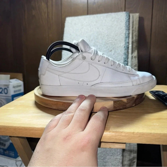 Blazer Low LE 'Triple White'  AQ3597-100 Men Size 9 - Picture 5 of 7